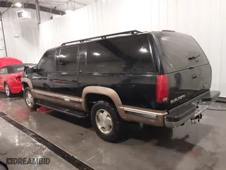 1996 GMC Suburban with VIN 1GKFK16R5TJ721935, listed as a IAAI auction lot 41389890 with 189,243 mi miles. Bid and sale history available at carsss.com. Image 3.