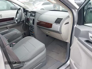 2010 Chrysler Town & Country Touring z VIN 2A4RR5D12AR265985, wystawiony jako IAAI lot #41970445 z przebiegiem 125 635 mil mil oraz . Historia ofert i sprzedaży dostępna na DreamBid. Obrazek 5.