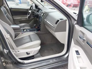 2008 Chrysler 300 Touring z VIN 2C3LA53G08H165266, wystawiony jako IAAI lot #42219596 z przebiegiem 119 141 mil mil oraz . Historia ofert i sprzedaży dostępna na DreamBid. Obrazek 5.