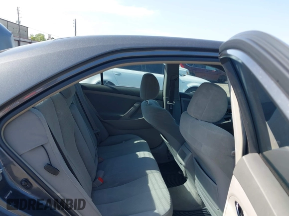 2008 Toyota Camry LE z VIN 4T1BE46K28U770940, wystawiony jako IAAI lot #42229006 z przebiegiem 184 667 mil mil oraz . Historia ofert i sprzedaży dostępna na DreamBid. Obrazek 8.