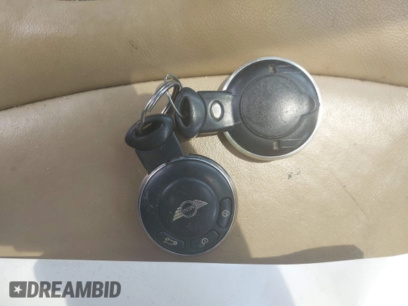 2010 MINI Hardtop с VIN WMWMF3C50ATZ60957, выставлен на аукционе IAAI как лот 42438301 с пробегом 135 114 миль миль и . История ставок и продаж доступна на DreamBid. Изображение 11.