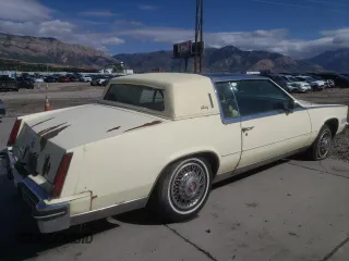 1984 Cadillac Eldorado z VIN 1G6AL578XEE621800, wystawiony jako Copart lot #72058714 z przebiegiem 50 757 mil mil oraz Tytuł czysty. Historia ofert i sprzedaży dostępna na DreamBid. Obrazek 3.