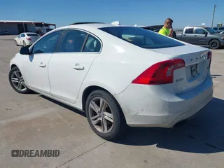 2015 Volvo S60 T5 Drive-E Premier z VIN YV126MFBXF2313216, wystawiony jako IAAI lot #41657076 z przebiegiem 200 249 mil mil oraz . Historia ofert i sprzedaży dostępna na DreamBid. Obrazek 3.