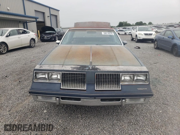 1983 Oldsmobile Cutlass Supreme z VIN 1G3AR47A1DM520447, wystawiony jako Copart lot #58216235 z przebiegiem 88 361 mil mil oraz Szkoda całkowita • Salvage title. Historia ofert i sprzedaży dostępna na DreamBid. Obrazek 5.