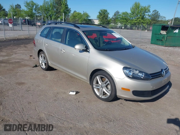 2014 Volkswagen Jetta SportWagen TDI w/Sunroof & Nav with VIN 3VWPL7AJ7EM614938, listed as a IAAI auction lot 42121788 with 189,917 mi miles. Bid and sale history available at carsss.com. Image 1.