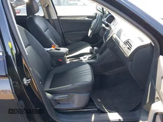 2024 Volkswagen Tiguan SE z VIN 3VVMB7AX0RM048335, wystawiony jako IAAI lot #41810972 z przebiegiem 29 467 mil mil oraz . Historia ofert i sprzedaży dostępna na DreamBid. Obrazek 5.