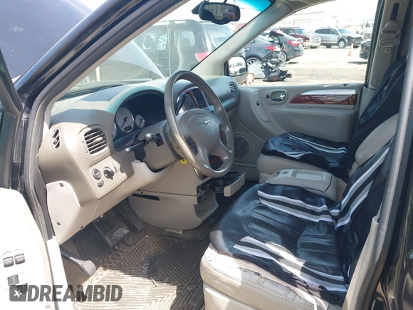 2005 Chrysler Town & Country Limited with VIN 2C8GP64L35R355967, listed as a IAAI auction lot 42106189 with 287,568 mi miles. Bid and sale history available at carsss.com. Image 5.