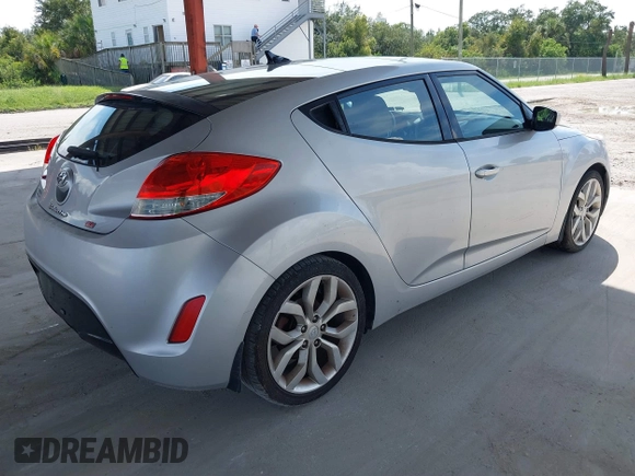 2012 Hyundai Veloster w/Gray Int z VIN KMHTC6ADXCU056898, wystawiony jako IAAI lot #40366687 z przebiegiem 137 161 mil mil oraz . Historia ofert i sprzedaży dostępna na DreamBid. Obrazek 4.