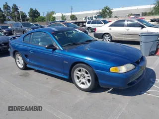 1998 Ford Mustang GT z VIN 1FAFP42X9WF129678, wystawiony jako IAAI lot #42214110 z przebiegiem 132 710 mil mil oraz . Historia ofert i sprzedaży dostępna na DreamBid. Obrazek 1.