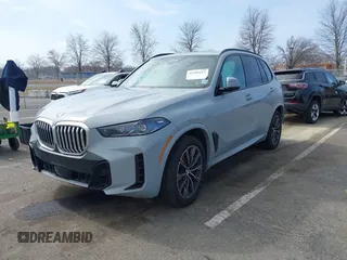 2024 BMW X5 xDrive40i z VIN 5UX23EU06R9U85520, wystawiony jako IAAI lot #41785217 z przebiegiem Nie podano mil oraz . Historia ofert i sprzedaży dostępna na DreamBid. Obrazek 18.
