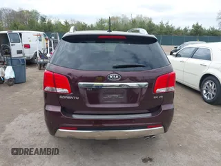 2013 Kia Sorento SX z VIN 5XYKW4A2XDG311577, wystawiony jako IAAI lot #42210698 z przebiegiem 152 599 mil mil oraz . Historia ofert i sprzedaży dostępna na DreamBid. Obrazek 16.