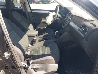 2024 Volkswagen Tiguan S z VIN 3VVRB7AX4RM226494, wystawiony jako IAAI lot #42000799 z przebiegiem 946 mil mil oraz . Historia ofert i sprzedaży dostępna na DreamBid. Obrazek 5.