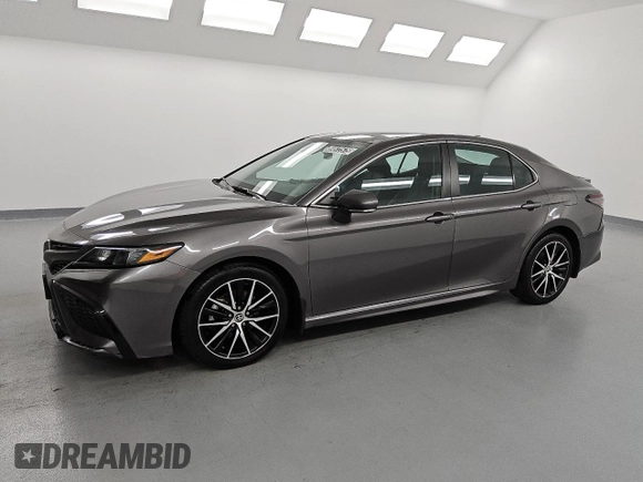 2022 Toyota Camry SE z VIN 4T1G11AK5NU686954, wystawiony jako Copart lot #59572575 z przebiegiem 115 123 mil mil oraz Czysty tytuł • Clean title. Historia ofert i sprzedaży dostępna na DreamBid. Obrazek 1.