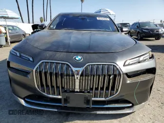 2023 BMW i7 xDrive60 z VIN WBY53EJ05PCM90595, wystawiony jako Copart lot #85151334 z przebiegiem 13 277 mil mil oraz Szkody całkowita. Historia ofert i sprzedaży dostępna na DreamBid. Obrazek 5.