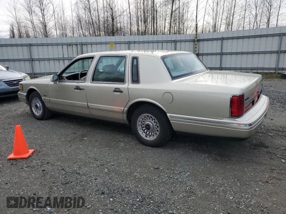 1997 Lincoln Town Car Executive z VIN 1LNLM81W9VY643745, wystawiony jako Copart lot #47921365 z przebiegiem 68 821 mil mil oraz Szkoda całkowita • Salvage title. Historia ofert i sprzedaży dostępna na DreamBid. Obrazek 2.