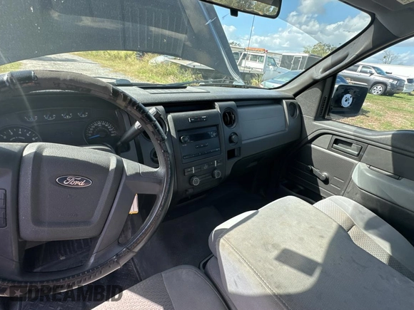 2013 Ford F-150 XL z VIN 1FTMF1CM7DFE09796, wystawiony jako Copart lot #80990504 z przebiegiem 67 872 mil mil oraz Czysty tytuł • Clean title. Historia ofert i sprzedaży dostępna na DreamBid. Obrazek 9.