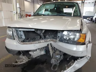 2005 Ford Expedition Limited with VIN 1FMFU20585LA92398, listed as a IAAI auction lot 40339627 with 154,554 mi miles. Bid and sale history available at carsss.com. Image 6.