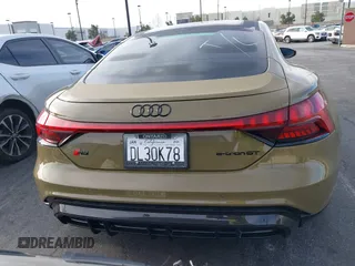 2024 Audi RS e-tron GT z VIN WAUBHBFW5R7900659, wystawiony jako IAAI lot #41797376 z przebiegiem 1010 mil mil oraz . Historia ofert i sprzedaży dostępna na DreamBid. Obrazek 17.