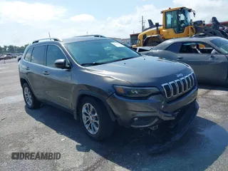 2019 Jeep Cherokee Latitude Plus z VIN 1C4PJLLB5KD184826, wystawiony jako IAAI lot #42321549 z przebiegiem 211 830 mil mil oraz . Historia ofert i sprzedaży dostępna na DreamBid. Obrazek 1.