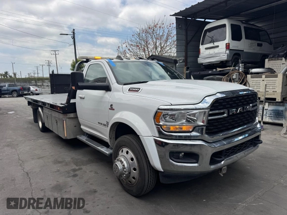 2022 Ram 5500 Tradesman z VIN 3C7WRNDL2NG103315, wystawiony jako Copart lot #59128405 z przebiegiem 125 574 mil mil oraz Czysty tytuł • Clean title. Historia ofert i sprzedaży dostępna na DreamBid. Obrazek 1.