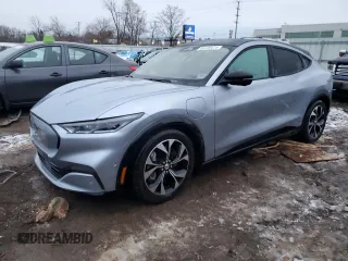 2022 Ford Mustang Mach-E Premium z VIN 3FMTK3SU4NMA55947, wystawiony jako Copart lot #86109474 z przebiegiem Nie podano mil oraz Szkoda całkowita • Salvage title. Historia ofert i sprzedaży dostępna na DreamBid. Obrazek 1.