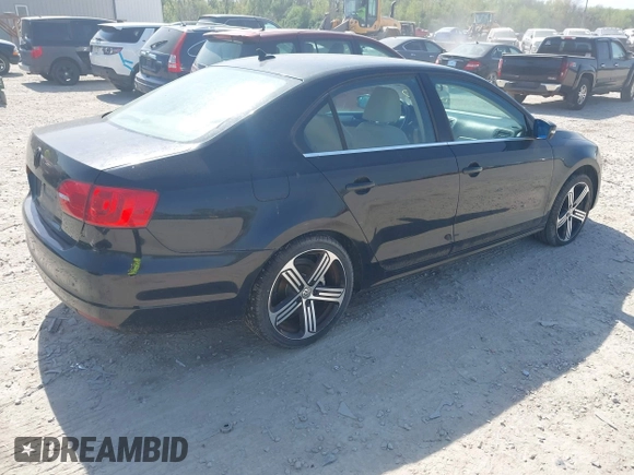2014 Volkswagen Jetta SE z VIN 3VWD17AJ6EM285061, wystawiony jako IAAI lot #42123807 z przebiegiem 98 000 mil mil oraz . Historia ofert i sprzedaży dostępna na DreamBid. Obrazek 4.