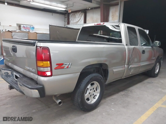 2000 Chevrolet Silverado 1500 LT with VIN 1GCEK19T4YE162277, listed as a IAAI auction lot 41777032 with 235,337 mi miles. Bid and sale history available at carsss.com. Image 4.