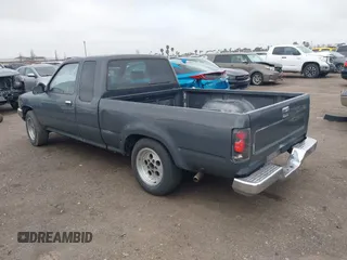 1990 Toyota Pickup z VIN JT4VN93D7L5014236, wystawiony jako IAAI lot #41776761 z przebiegiem Nie podano mil oraz . Historia ofert i sprzedaży dostępna na DreamBid. Obrazek 3.