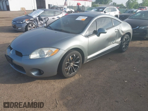 2008 Mitsubishi Eclipse GS z VIN 4A3AK24F28E036454, wystawiony jako IAAI lot #42276489 z przebiegiem 153 707 mil mil oraz . Historia ofert i sprzedaży dostępna na DreamBid. Obrazek 2.