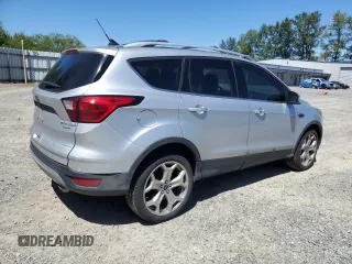 2019 Ford Escape Titanium z VIN 1FMCU0J92KUB62184, wystawiony jako Copart lot #63027765 z przebiegiem 136 005 mil mil oraz Czysty tytuł • Clean title. Historia ofert i sprzedaży dostępna na DreamBid. Obrazek 3.
