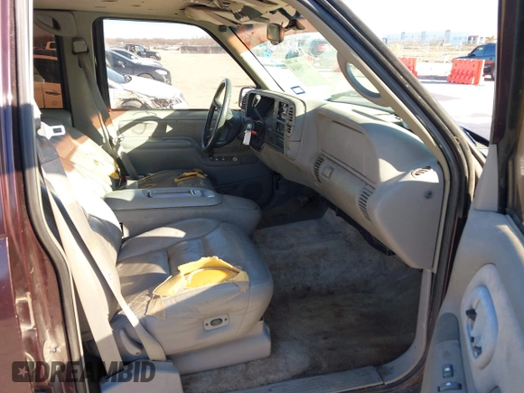 1997 GMC Suburban z VIN 1GKEC16RXVJ703491, wystawiony jako IAAI lot #41219414 z przebiegiem 362 551 mil mil oraz . Historia ofert i sprzedaży dostępna na DreamBid. Obrazek 5.