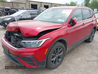 2022 Volkswagen Tiguan SE z VIN 3VV2B7AX9NM129948, wystawiony jako IAAI lot #42247719 z przebiegiem 59 501 mil mil oraz . Historia ofert i sprzedaży dostępna na DreamBid. Obrazek 2.