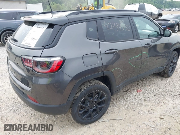 2022 Jeep Compass Latitude z VIN 3C4NJDBBXNT194359, wystawiony jako IAAI lot #42434355 z przebiegiem 45 090 mil mil oraz . Historia ofert i sprzedaży dostępna na DreamBid. Obrazek 4.