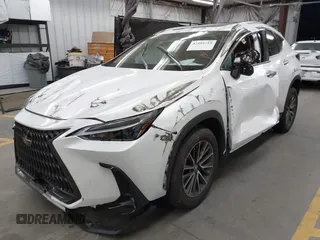 2025 Lexus NX 350 Premium z VIN 2T2GGCEZ2SC079582, wystawiony jako IAAI lot #42495719 z przebiegiem 1 227 mil mil oraz . Historia ofert i sprzedaży dostępna na DreamBid. Obrazek 17.
