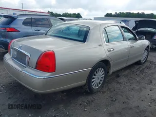 2005 Lincoln Town Car Signature Limited z VIN 1LNHM82W85Y609428, wystawiony jako IAAI lot #42450117 z przebiegiem 95 319 mil mil oraz . Historia ofert i sprzedaży dostępna na DreamBid. Obrazek 4.