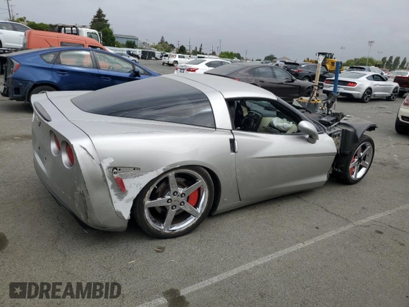 2008 Chevrolet Corvette z VIN 1G1YY26W685116510, wystawiony jako Copart lot #55888895 z przebiegiem Nie podano mil oraz Szkoda całkowita • Salvage title. Historia ofert i sprzedaży dostępna na DreamBid. Obrazek 3.