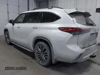 2022 Toyota Highlander Platinum z VIN 5TDFZRBH5NS203414, wystawiony jako IAAI lot #41376200 z przebiegiem 40 876 mil mil oraz . Historia ofert i sprzedaży dostępna na DreamBid. Obrazek 3.