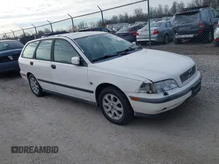 2000 Volvo V40 z VIN YV1VW2551YF540271, wystawiony jako IAAI lot #41660897 z przebiegiem 168 864 mil mil oraz . Historia ofert i sprzedaży dostępna na DreamBid. Obrazek 1.