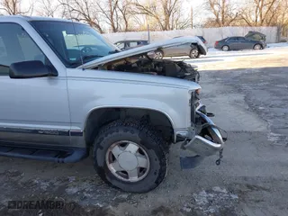 1996 Chevrolet Tahoe with VIN 1GNEK13R3TJ318572, listed as a IAAI auction lot 41419555 with 199,201 mi miles. Bid and sale history available at carsss.com. Image 17.