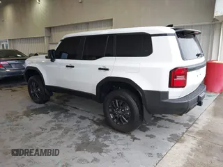 2025 Toyota Land Cruiser 1958 Edition z VIN JTEABFAJXSK020610, wystawiony jako IAAI lot #42225856 z przebiegiem 5 828 mil mil oraz . Historia ofert i sprzedaży dostępna na DreamBid. Obrazek 3.