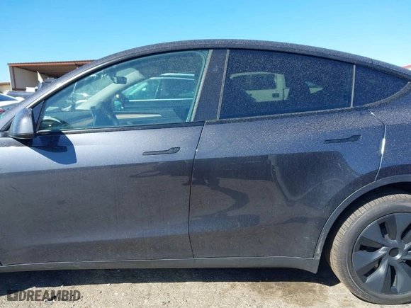 2024 Tesla Model Y Long Range with VIN 7SAYGDEE8RA305853, listed as a IAAI auction lot 41762855 with 5,911 mi miles. Bid and sale history available at carsss.com. Image 15.