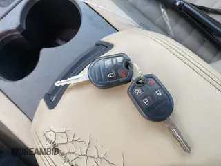 2014 Ford Taurus SE z VIN 1FAHP2D81EG140072, wystawiony jako IAAI lot #42124900 z przebiegiem 116 560 mil mil oraz . Historia ofert i sprzedaży dostępna na DreamBid. Obrazek 11.