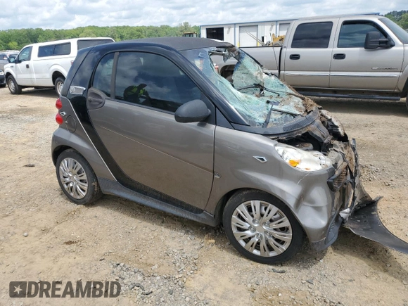 2013 Smart fortwo Pure z VIN WMEEJ3BA7DK678251, wystawiony jako Copart lot #54522125 z przebiegiem Nie podano mil oraz Tytuł czysty. Historia ofert i sprzedaży dostępna na DreamBid. Obrazek 4.
