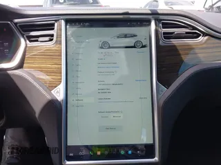 2014 Tesla Model S 60 z VIN 5YJSA1H13EFP33659, wystawiony jako IAAI lot #42101491 z przebiegiem 113 460 mil mil oraz . Historia ofert i sprzedaży dostępna na DreamBid. Obrazek 17.