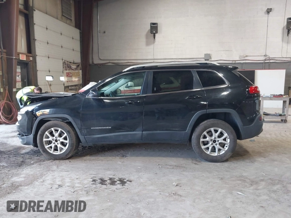 2016 Jeep Cherokee Latitude z VIN 1C4PJMCS3GW241848, wystawiony jako IAAI lot #42085623 z przebiegiem 95 477 mil mil oraz . Historia ofert i sprzedaży dostępna na DreamBid. Obrazek 15.