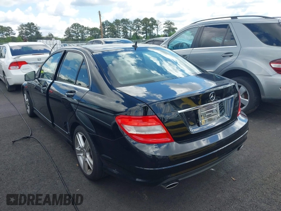 2011 Mercedes-Benz C 300 Sport z VIN WDDGF8BB9BR138442, wystawiony jako IAAI lot #42191668 z przebiegiem 114 255 mil mil oraz . Historia ofert i sprzedaży dostępna na DreamBid. Obrazek 3.
