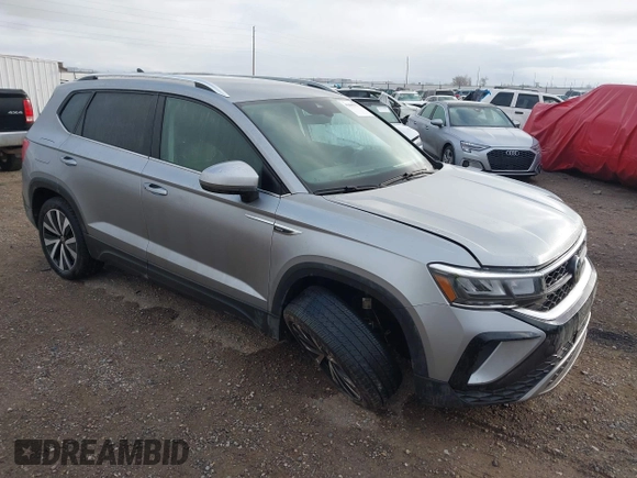 2024 Volkswagen Taos SE z VIN 3VVSX7B23RM047661, wystawiony jako IAAI lot #41609371 z przebiegiem 16 038 mil mil oraz . Historia ofert i sprzedaży dostępna na DreamBid. Obrazek 1.