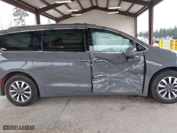 2021 Chrysler Pacifica Hybrid Touring L with VIN 2C4RC1L78MR581255, listed as a IAAI auction lot 41913443 with 71,193 mi miles. Bid and sale history available at carsss.com. Image 6.