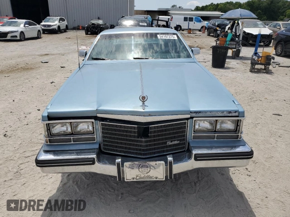 1985 Cadillac Seville z VIN 1G6KS6985FE825187, wystawiony jako Copart lot #54197375 z przebiegiem 2 706 mil mil oraz Czysty tytuł • Clean title. Historia ofert i sprzedaży dostępna na DreamBid. Obrazek 5.