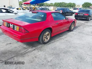 1986 Chevrolet Camaro Z28 Sport z VIN 1G1FP87F3GL117622, wystawiony jako IAAI lot #42837661 z przebiegiem 71 765 mil mil oraz . Historia ofert i sprzedaży dostępna na DreamBid. Obrazek 4.